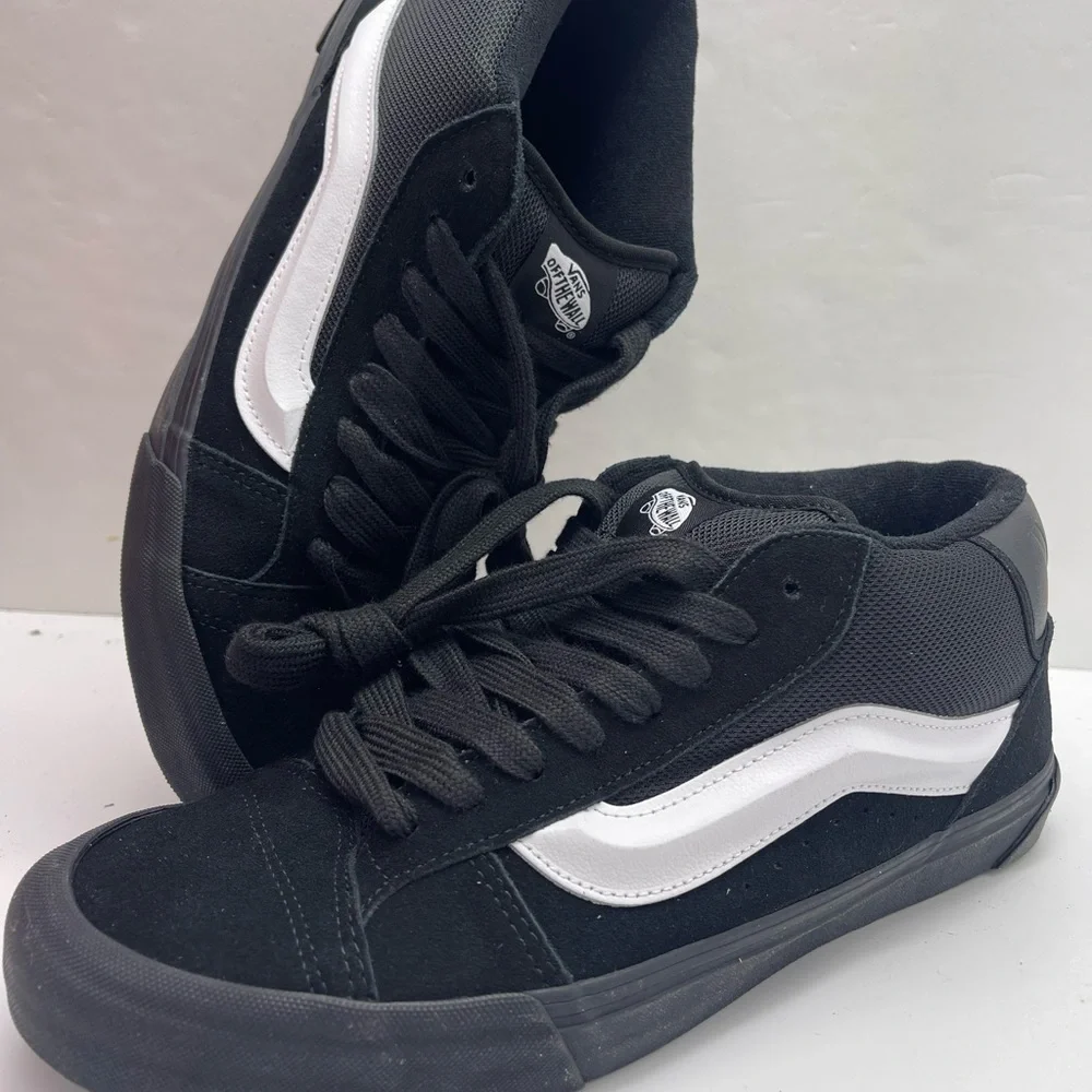 Vans Men’s 11.5 Knu Mid
Black/Black/White
VN000CQ9B8C Sneakers - Picture 15 of 16